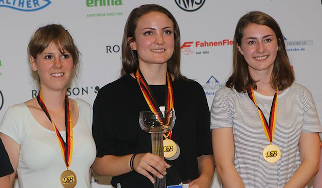 v.l.: Conny Demmelmair, Lisa-Marie Haunerdinger und Lisa Marie Höpp zeigen sich fröhlich und stolz bei der Siegerehrung für ihre Deutsche Meisterschaft 